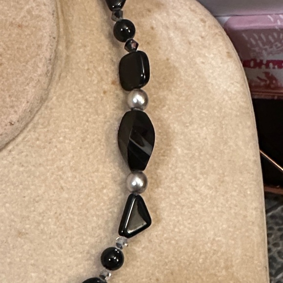 Elegant Black onyx and pearl Beaded Necklace - Picture 3 of 4